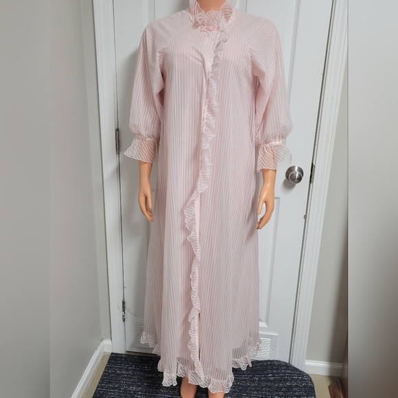 Vintage Cheoette Ruffled Nightgown. - Picture 2 of 13